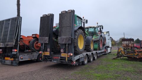 Algunos de los tractores que fletaron los agricultores de AEGA para ayudar en Catarroja