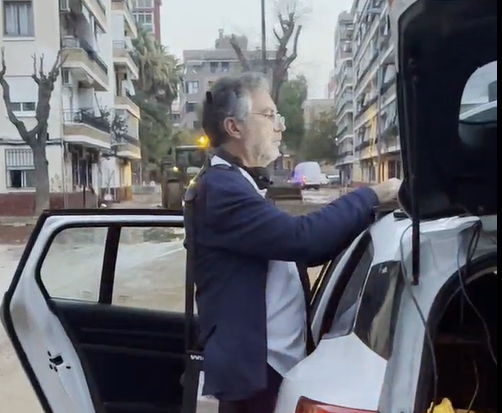 Alsina vuelve a la 'zona cero' de la DANA: "Duermes mal pensando que tienes que venir a ayudar" Alsina vuelve a la 'zona cero' de la DANA: "Duermes mal pensando que tienes que venir a ayudar"