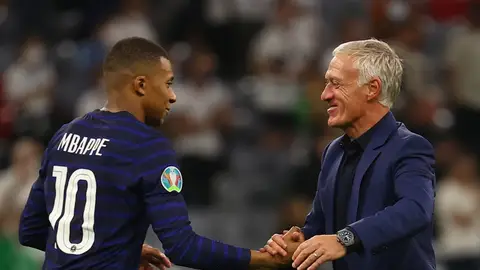 Kylian Mbappe junto al seleccionador francés, Didier Deschamps Kylian Mbappe junto al seleccionador francés, Didier Deschamps
