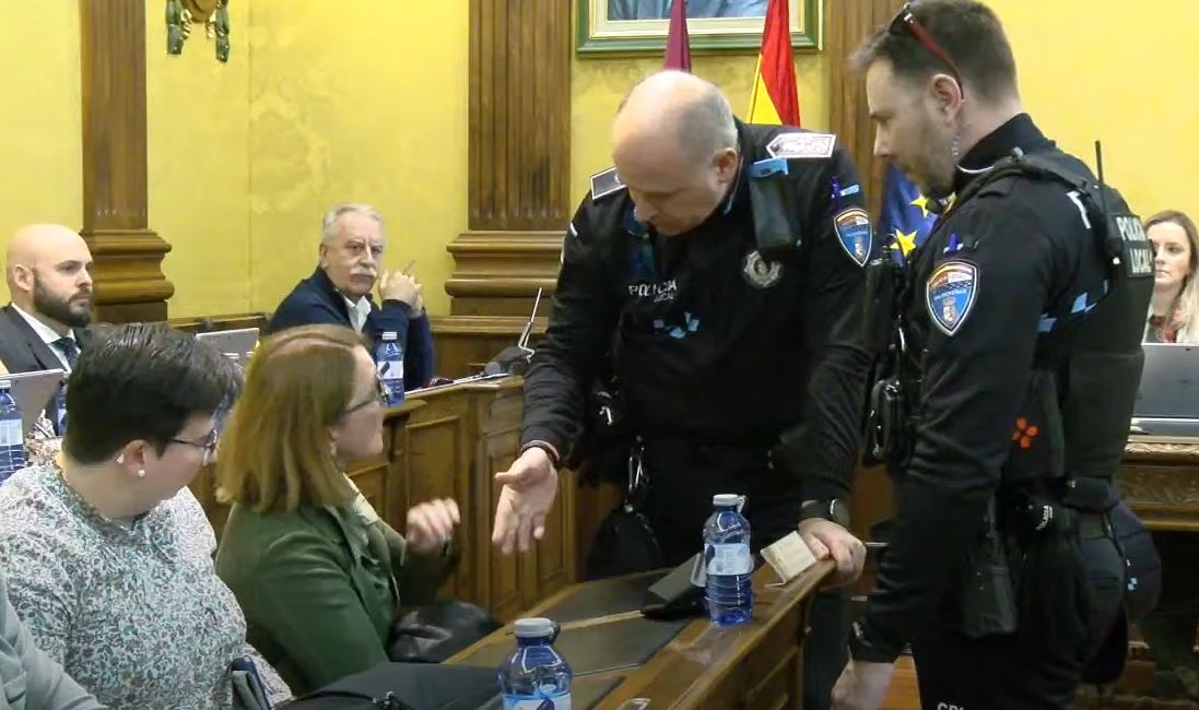 El alcalde de Valdepeñas califica de "patética" la actitud de la portavoz del GMP al ser expulsada del Pleno El alcalde de Valdepeñas califica de "patética" la actitud de la portavoz del GMP al ser expulsada del Pleno