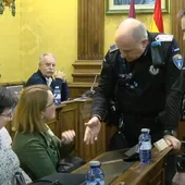Agentes de Policía Local intentan convencer a la portavoz del GMP para abandonar el salón de Plenos Agentes de Policía Local intentan convencer a la portavoz del GMP para abandonar el salón de Plenos