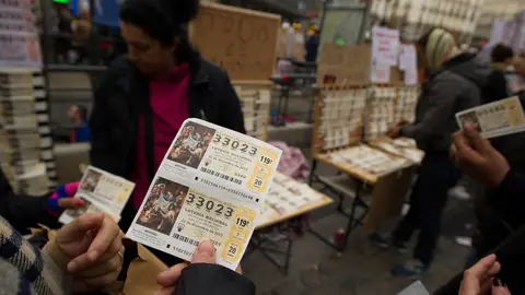 Billetes de lotería de Navidad están a la venta en la plaza de la Puerta del Sol. Billetes de lotería de Navidad están a la venta en la plaza de la Puerta del Sol.