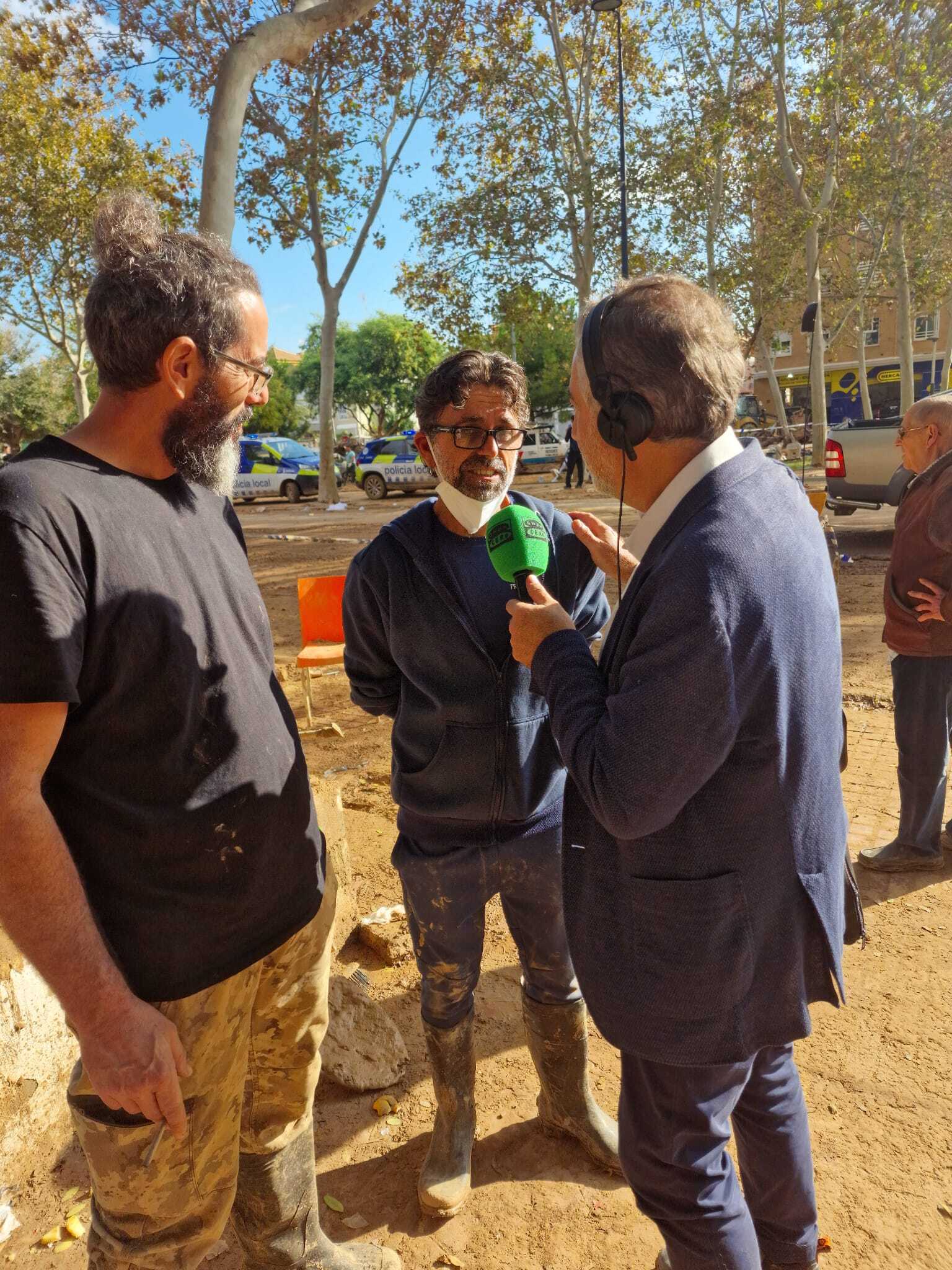 Compaginar la ayuda a los afectados por la DANA con el párkinson: "Me tengo que cargar, como un robot" Compaginar la ayuda a los afectados por la DANA con el párkinson: "Me tengo que cargar, como un robot"