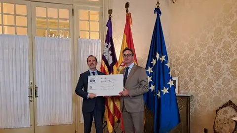 El Vicepresidente del Govern, Antoni Costa, y el Presidente del Parlament, Gabriel Le Senne, con el proyecto de Presupuestos autonómicos que ha entrado en el Parlament. El Vicepresidente del Govern, Antoni Costa, y el Presidente del Parlament, Gabriel Le Senne, con el proyecto de Presupuestos autonómicos que ha entrado en el Parlament.