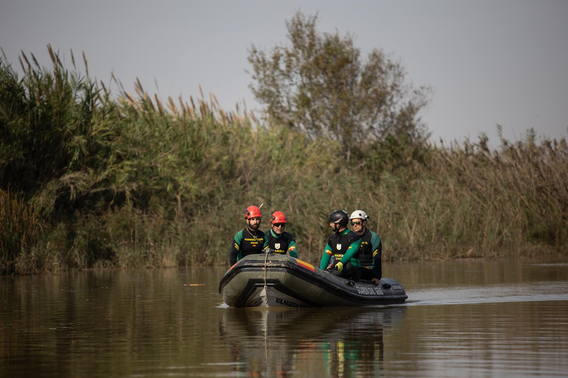 Embarcaciones de l'Albufera ayudan a los efectivos de búsqueda a recorrer el lago y en la retirada de restos Embarcaciones de l'Albufera ayudan a los efectivos de búsqueda a recorrer el lago y en la retirada de restos