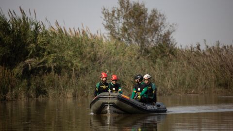 Imagen de efectivos de la Guardia Civil en b&uacute;squeda de desaparecidos en el lago de l'Albufera de Val&egrave;ncia.