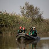 Imagen de efectivos de la Guardia Civil en búsqueda de desaparecidos en el lago de l'Albufera de València.