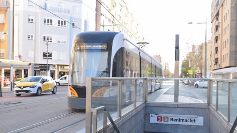 Tranv&iacute;a circulando por Valencia