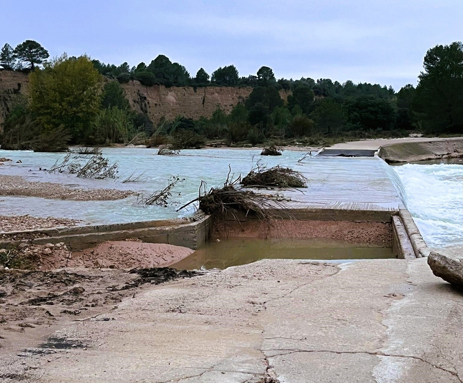 Tirig y Canet lo Roig obligados a abastecerse de agua con cubas por las infraestructuras que se llevó la DANA Tirig y Canet lo Roig obligados a abastecerse de agua con cubas por las infraestructuras que se llevó la DANA
