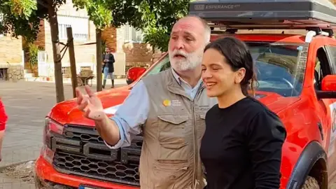 Rosalía aparece en Valencia y se suma a los voluntarios para ayudar a los vecinos afectados tras la DANA Rosalía aparece en Valencia y se suma a los voluntarios para ayudar a los vecinos afectados tras la DANA