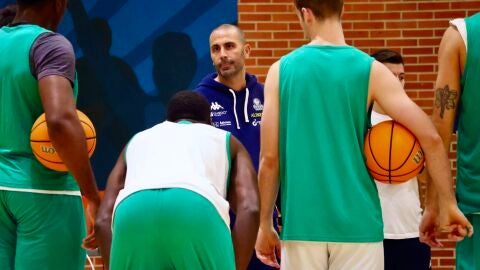 Javi Rodr&iacute;guez con sus jugadores