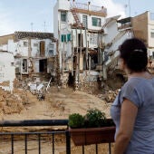 Una mujer observa varias casas dañadas en Chiva tras la dana, el pasado jueves