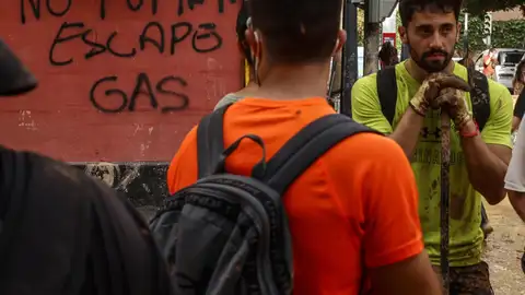 Dos personas junto a un anuncio de "no fumar, escape de gas", en Sedaví, a 5 de noviembre de 2024, en Valencia Dos personas junto a un anuncio de "no fumar, escape de gas", en Sedaví, a 5 de noviembre de 2024, en Valencia