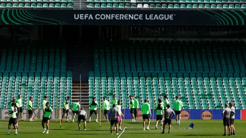 Entrenamiento del Betis en el Estadio Benito Villamarín. Entrenamiento del Betis en el Estadio Benito Villamarín.
