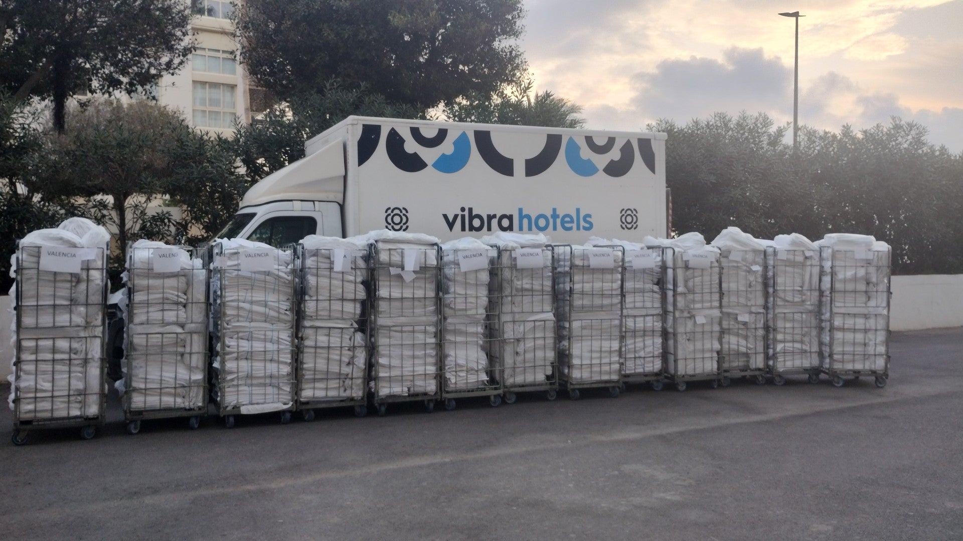Vibra Hotels envía más de 3.400 kilos de ropa de cama para los afectados por la DANA en Valencia Vibra Hotels envía más de 3.400 kilos de ropa de cama para los afectados por la DANA en Valencia