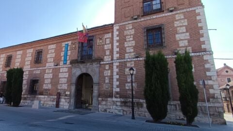 Fachada de la Facultad de Filosof&iacute;a y Letras de la Universidad de Alcal&aacute;