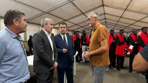 Fernando Clavijo, presidente del Gobierno de Canarias en la carpa instalada en Puerto Naos, Lanzarote para acoger migrantes temporalmente