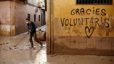 Un voluntario retira fango de una calle de Paiporta (Valencia). Un voluntario retira fango de una calle de Paiporta (Valencia).