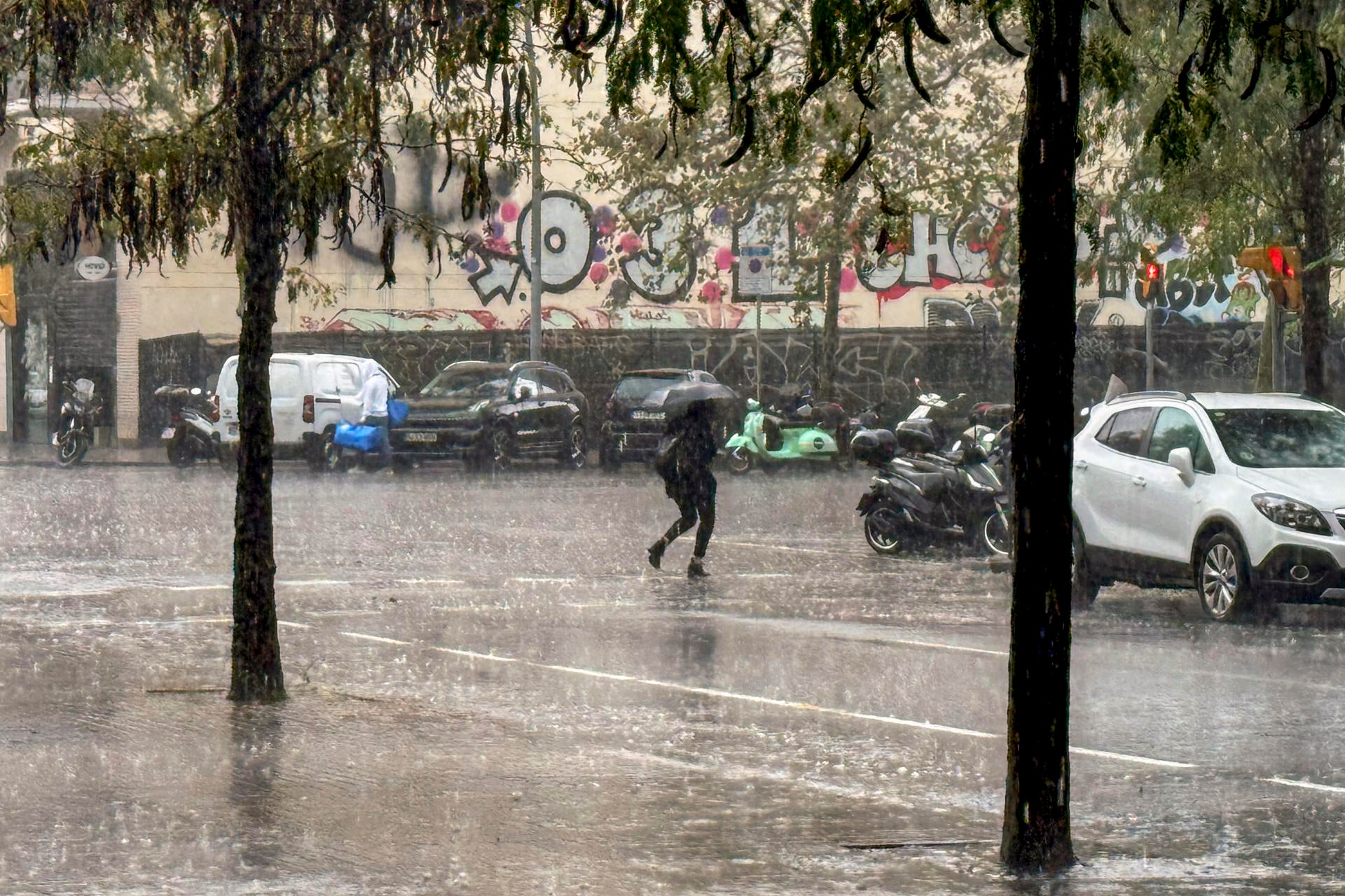 Lluvia y olas ponen en aviso a ocho provincias: estas son las zonas afectadas Lluvia y olas ponen en aviso a ocho provincias: estas son las zonas afectadas