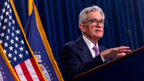 Fotografía de archivo en donde se ve al presidente de la Reserva Federal de EE. UU., Jerome Powell. La Reserva Federal baja los tipos de interés un cuarto de punto en Estados Unidos