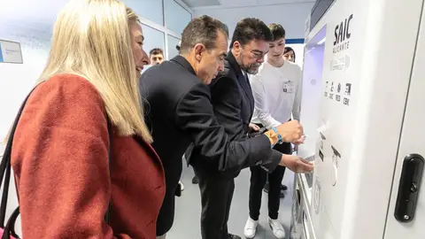 Los concejales Lidia López y Antonio Peral con el alcalde, Luis Barcala en un ciberkiokos Los concejales Lidia López y Antonio Peral con el alcalde, Luis Barcala en un ciberkiokos