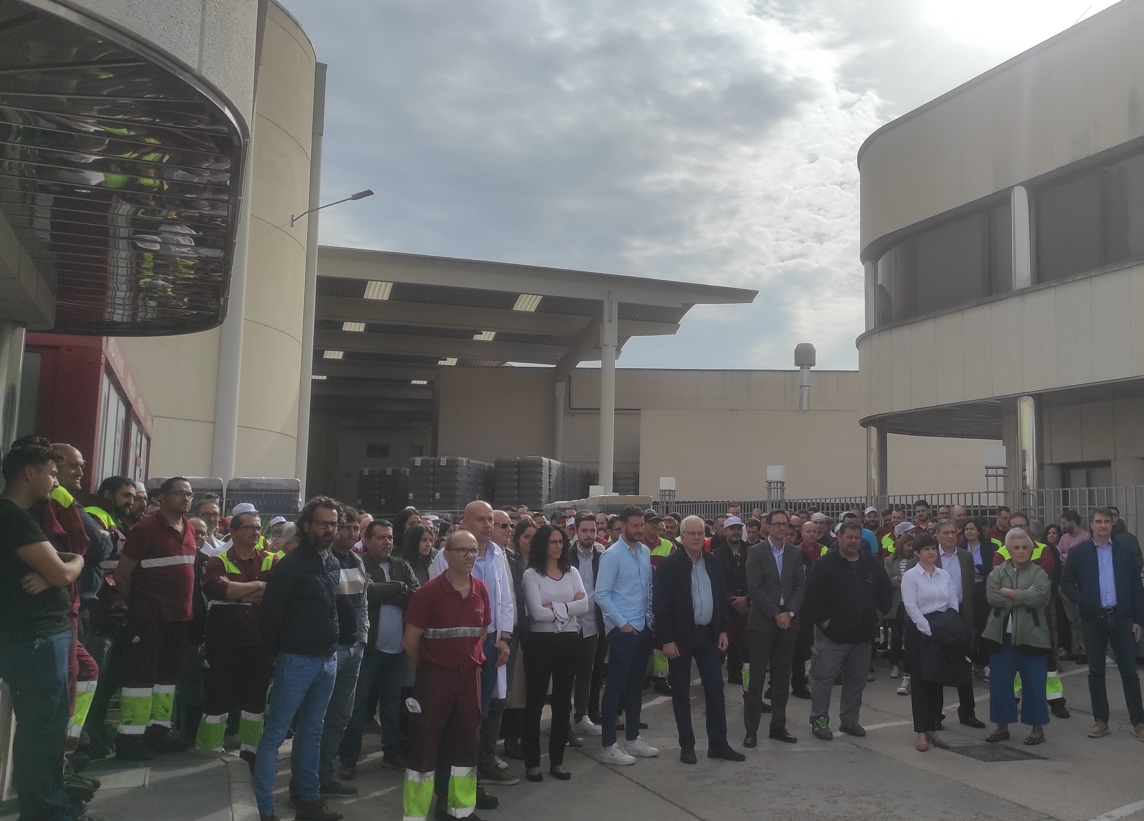 Trabajadores y directivos de Félix Solís en Valdepeñas paran su actividad por las víctimas de la DANA Trabajadores y directivos de Félix Solís en Valdepeñas paran su actividad por las víctimas de la DANA