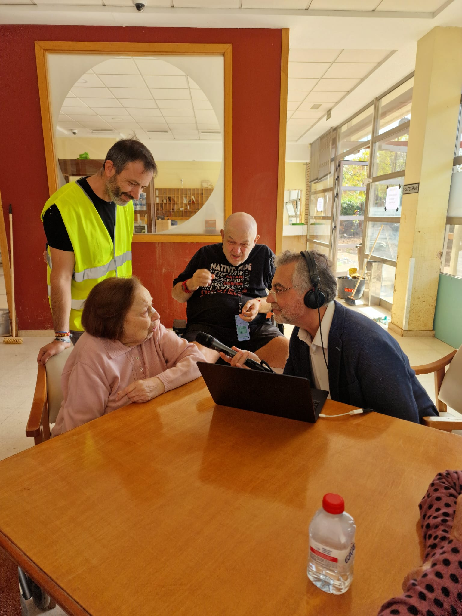 Alsina, desde la residencia de mayores Novaedat de Sedaví: "Cómo brillaba la bandida, el agua" Alsina, desde la residencia de mayores Novaedat de Sedaví: "Cómo brillaba la bandida, el agua"