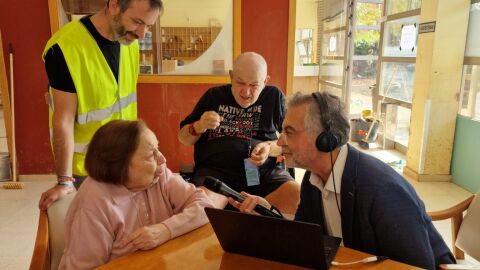 Carlos Alsina entrevista a algunos de los abuelos de la residencia Novaedat en Sedav&iacute;