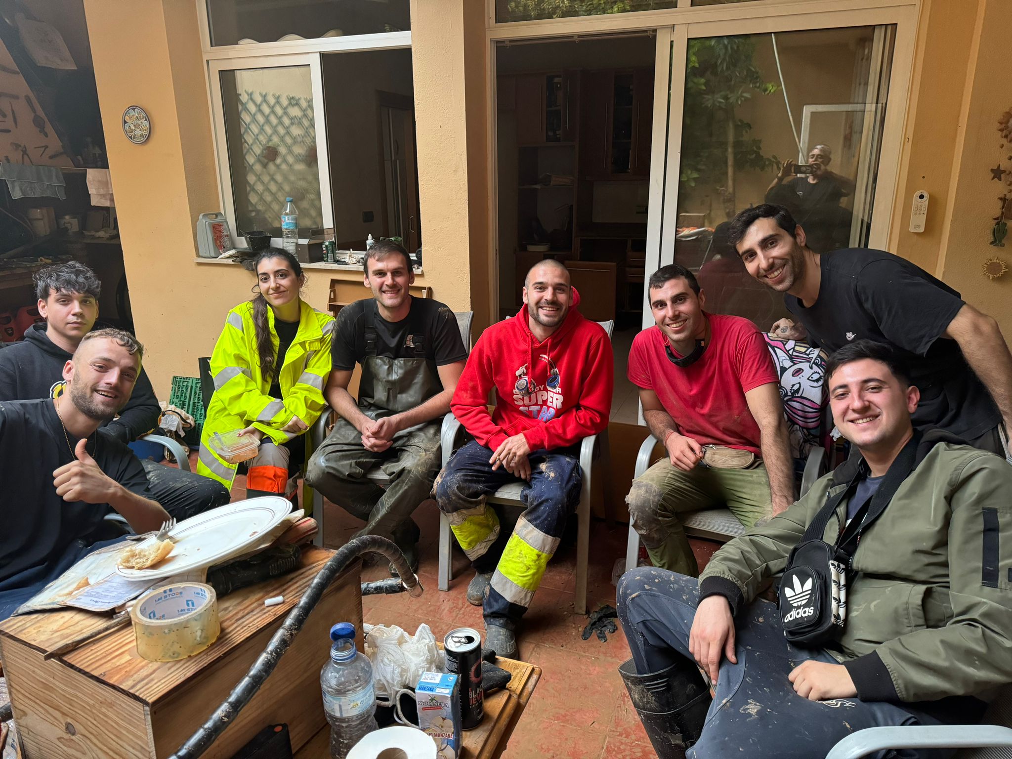 Diego Pallarés y sus amigos cocinan desde Castellón comida caliente para los afectados en València Diego Pallarés y sus amigos cocinan desde Castellón comida caliente para los afectados en València
