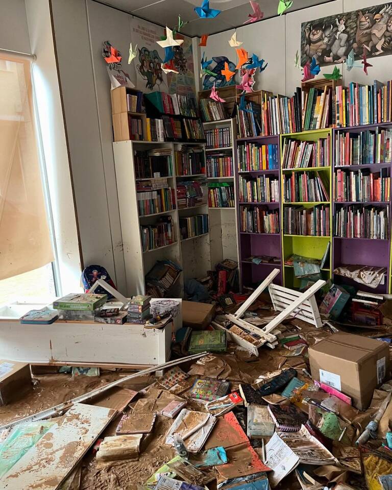 Apadrinar una estantería desde Aragón para reconstruir una librería en Benetússer Apadrinar una estantería desde Aragón para reconstruir una librería en Benetússer