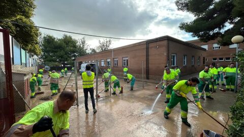 Dispositivo de limpieza en zonas afectadas en la ciudad de Val&egrave;ncia.