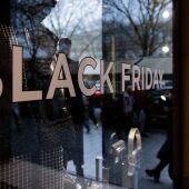 Imagen de archivo de un comercio con ofertas en Black Friday.