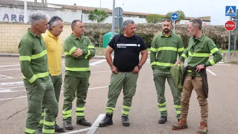Un nuevo grupo de 62 bomberos del Infoex viajan a Valencia para relevar a compañeros que colaboran en la zona Un nuevo grupo de 62 bomberos del Infoex viajan a Valencia para relevar a compañeros que colaboran en la zona