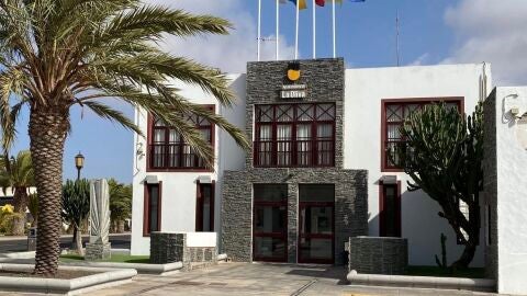 FACHADA DEL AYUNTAMOENTO DE LA OLIVA (FUERTEVENTURA)