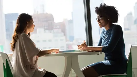 Una reunión entre dos mujeres Estos son cinco señales que indican que eres una persona difícil de llevar
