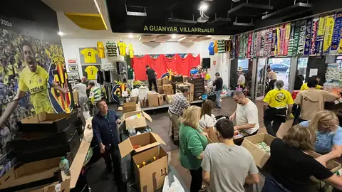 Voluntarios en las labores de clasificación en la peña Celtic Submarí. Voluntarios en las labores de clasificación en la peña Celtic Submarí.