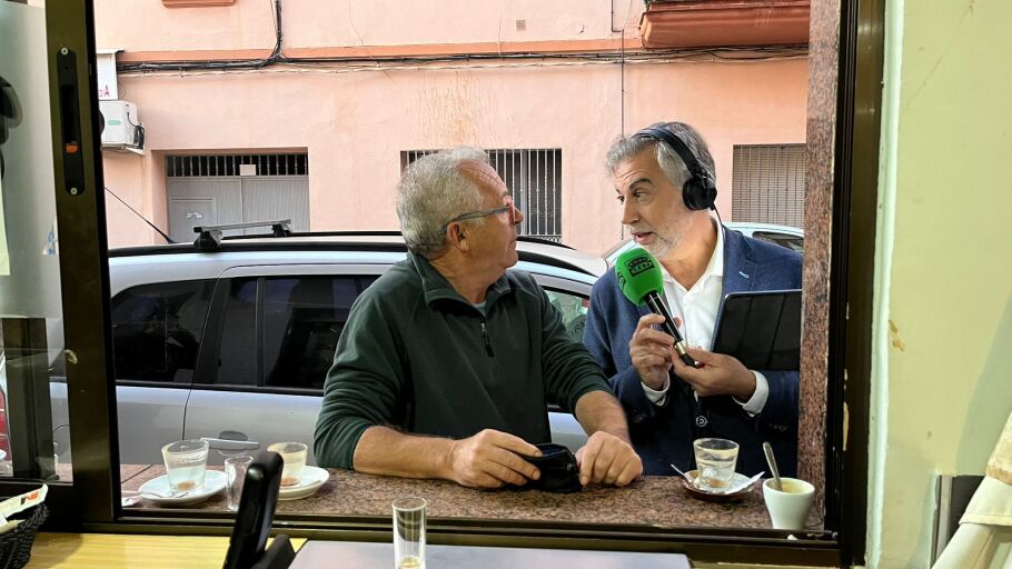 Alsina, desde uno de los bares que ha reabierto sus puertas tras la DANA en Valencia.
