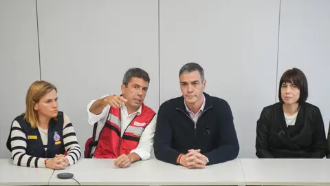 La delegada del Gobierno en la Comunitat Valenciana, Pilar Bernabé; el presidente de la Generalitat valenciana, Carlos Mazón; el presidente del Gobierno, Pedro Sánchez y la ministra de Ciencia, Diana Morant Los relatos que enfrentan a Generalitat y Gobierno sobre el 29 de octubre, el día que la Dana arrasó Valencia