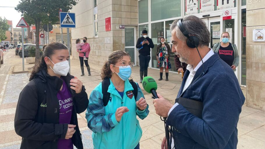 dos vecinas de Benet&uacute;sser que se quejan de que no hay maquinaria pesada