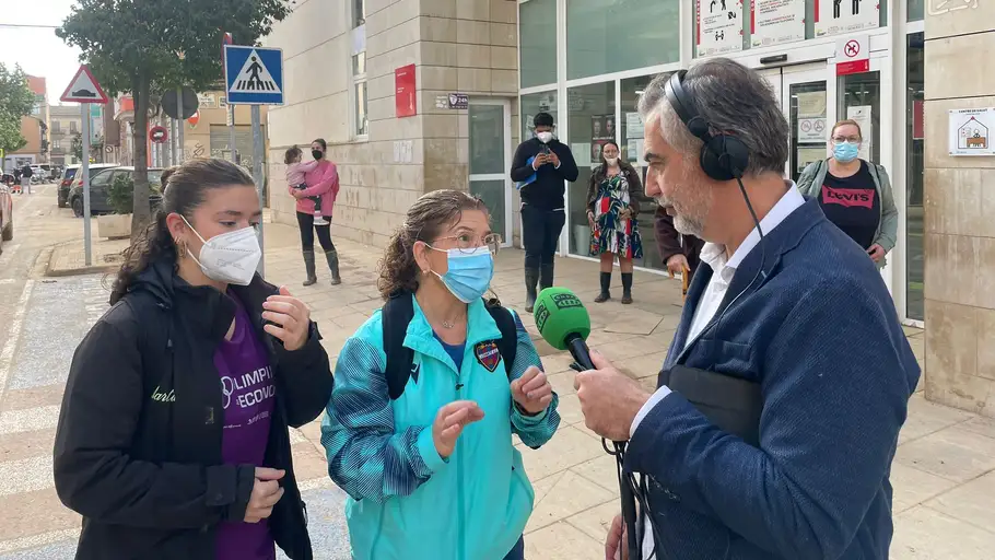 dos vecinas de Benetússer que se quejan de que no hay maquinaria pesada dos vecinas de Benetússer que se quejan de que no hay maquinaria pesada