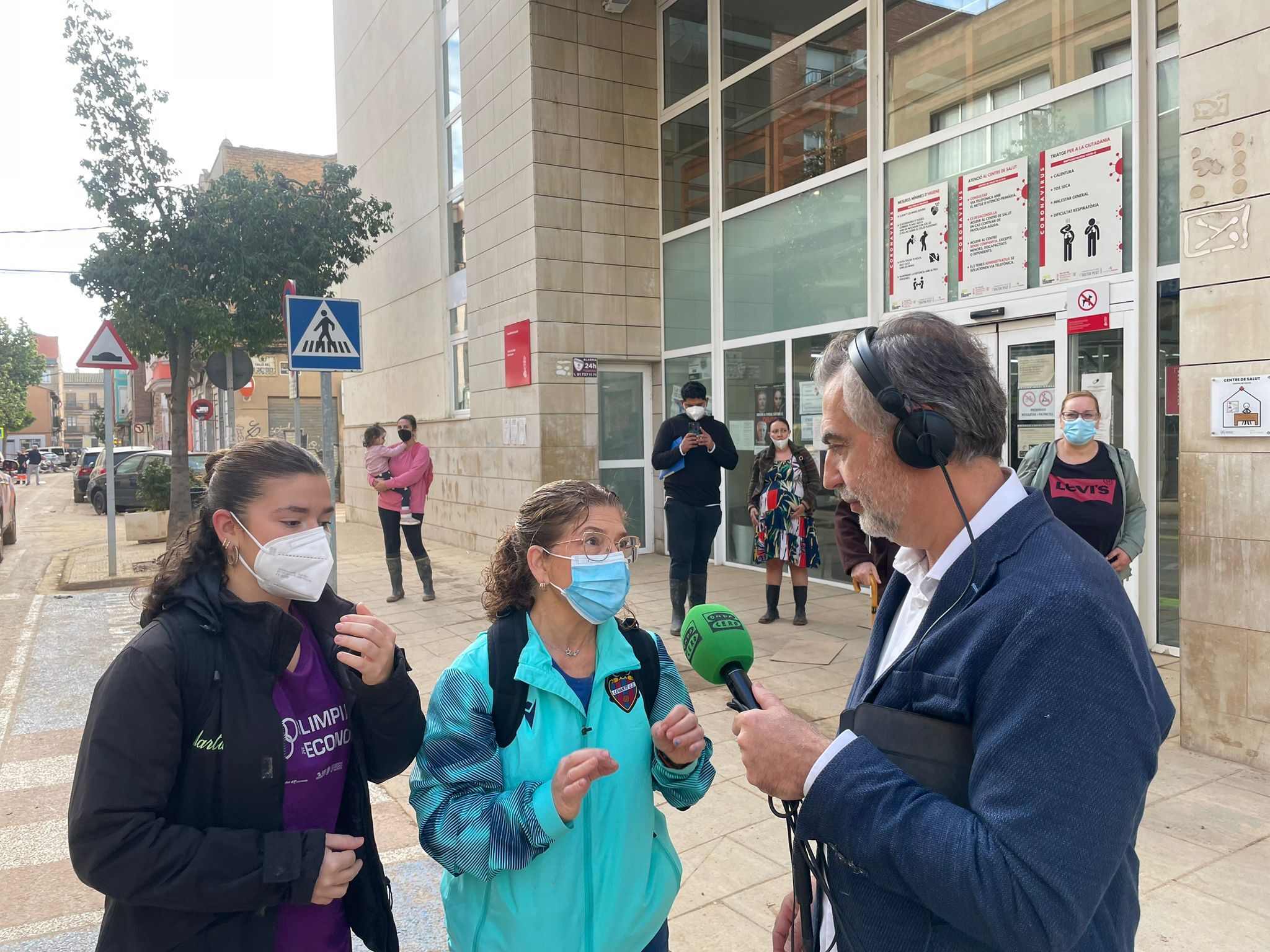 La indignación de una vecina en Benetússer: "Hasta el domingo hemos estado solos" La indignación de una vecina en Benetússer: "Hasta el domingo hemos estado solos"