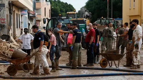 Voluntarios trabajando para limpiar Valencia tras la Dana Las alertas sanitarias que lanzan los expertos tras la Dana: aguas residuales, infecciones y vectores de enfermedades