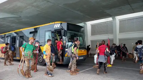 Los voluntarios tras una jornada colaborando en los municipios que han solicitado su ayuda Los voluntarios tras una jornada colaborando en los municipios que han solicitado su ayuda