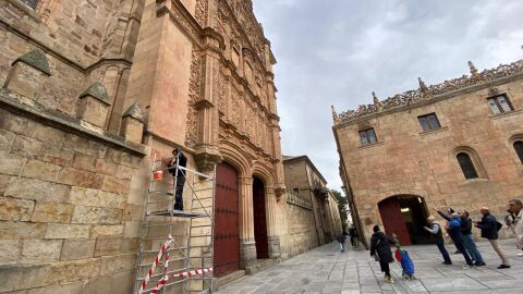 Las letras, en proceso de repintado