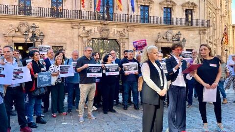 Casi un centenar de personas se concentran en la plaza de Cort en solidaridad con las v&iacute;ctimas de la DANA. 