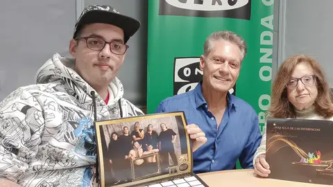 ALHENA Centro de Apoyo a la Diversidad Funcional presenta su calendario solidario Fabio Etcheverría, presidente de ALHENA, y dos usuarios en Más de uno Alcalá