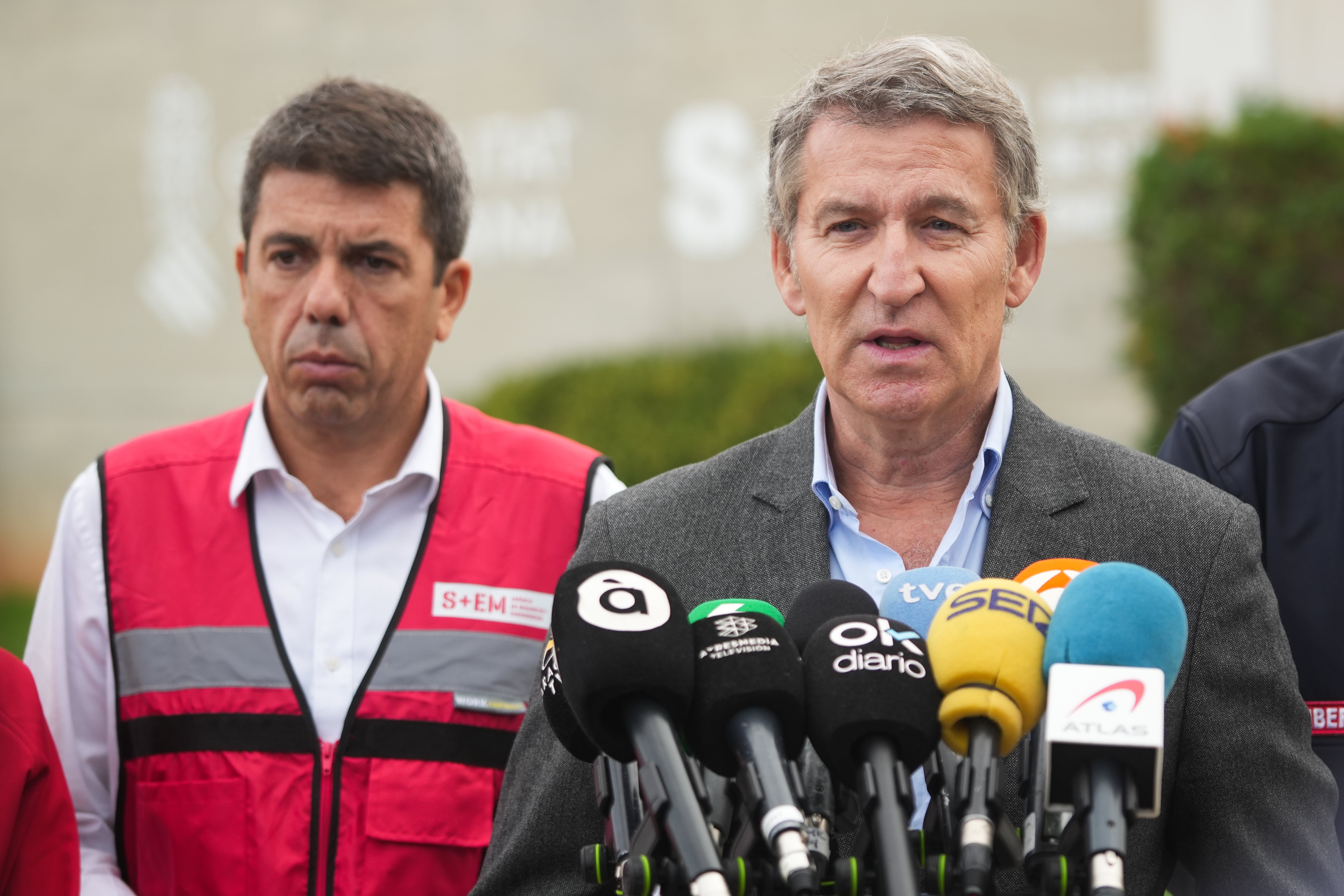 Feijóo respalda a Mazón y culpa al Gobierno de "dimitir de sus responsabilidades" en la DANA Feijóo respalda a Mazón y culpa al Gobierno de "dimitir de sus responsabilidades" en la DANA