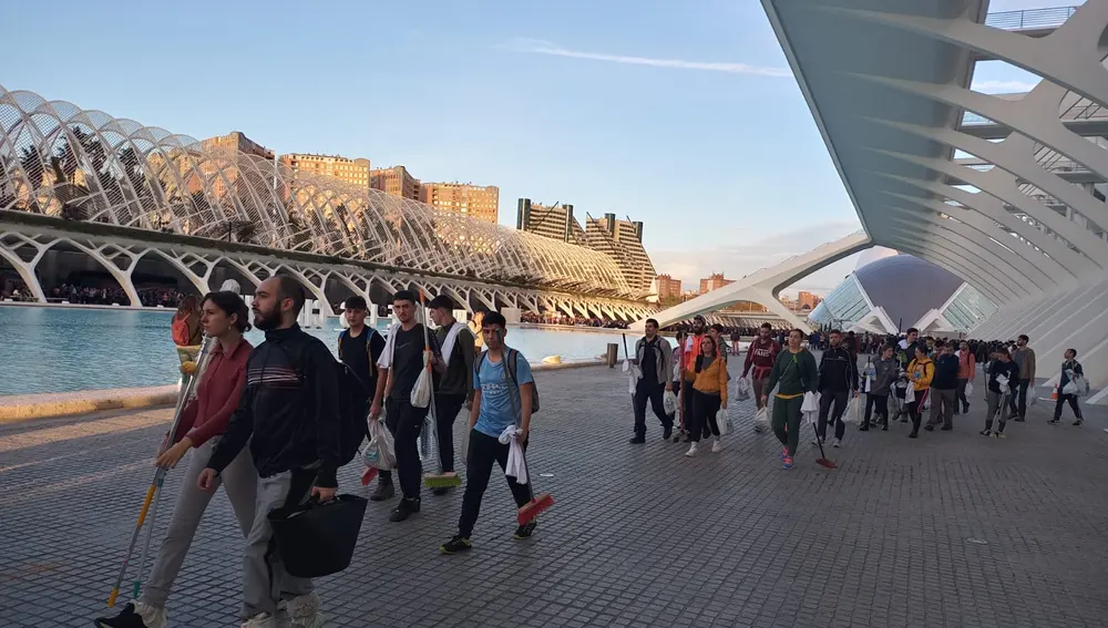 Un grupo de voluntarios sale desde el Museo de las Ciencias con destino a los municipios afectados. Un grupo de voluntarios sale desde el Museo de las Ciencias con destino a los municipios afectados.