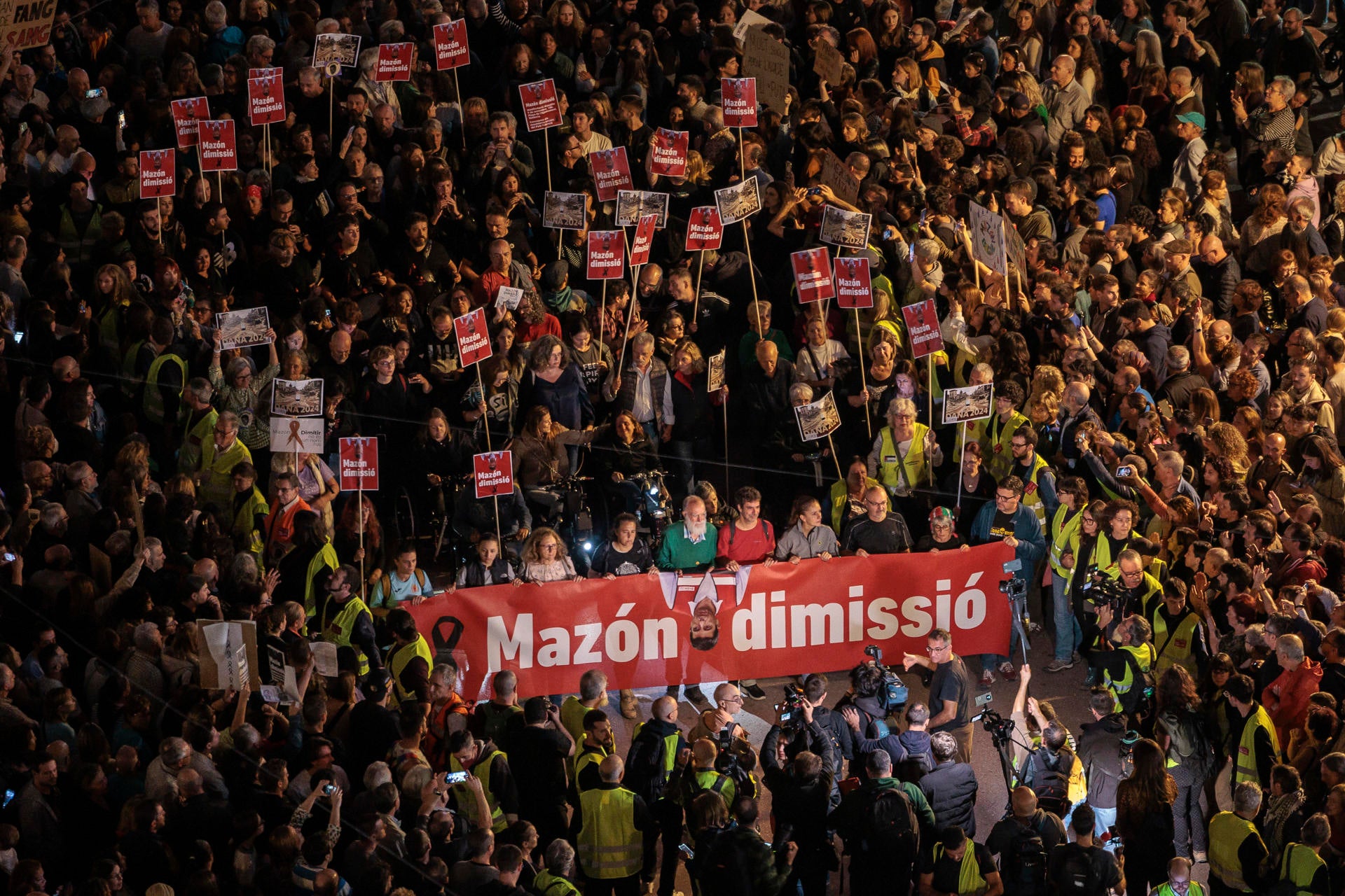 Miles de personas salen a la calle a pedir la dimisión de Mazón tras la tragedia de la DANA Miles de personas salen a la calle a pedir la dimisión de Mazón tras la tragedia de la DANA