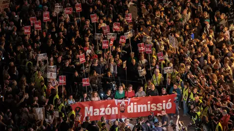 Miles de personas salen a la calle a pedir la dimisión de Mazón tras la tragedia de la DANA Miles de personas salen a la calle a pedir la dimisión de Mazón tras la tragedia de la DANA